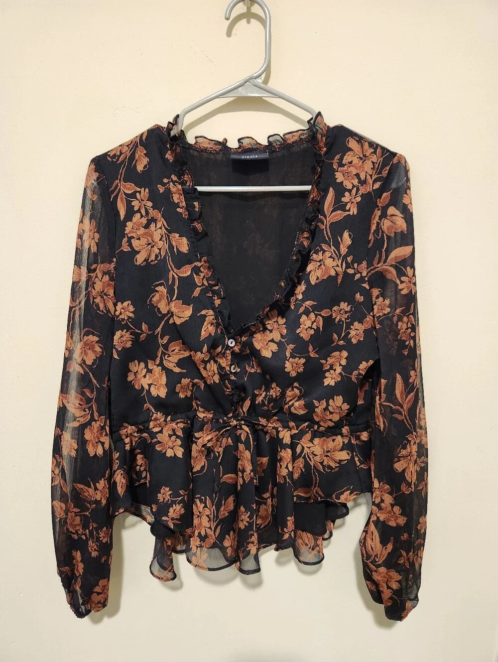 Like New Vici Frosted Cranberry Floral Peplum Blouse Size M - Picture 3 of 9